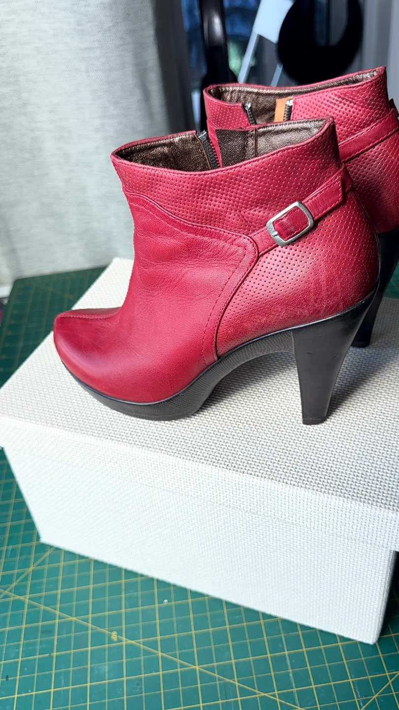 Red leather ankle boots - photo 4