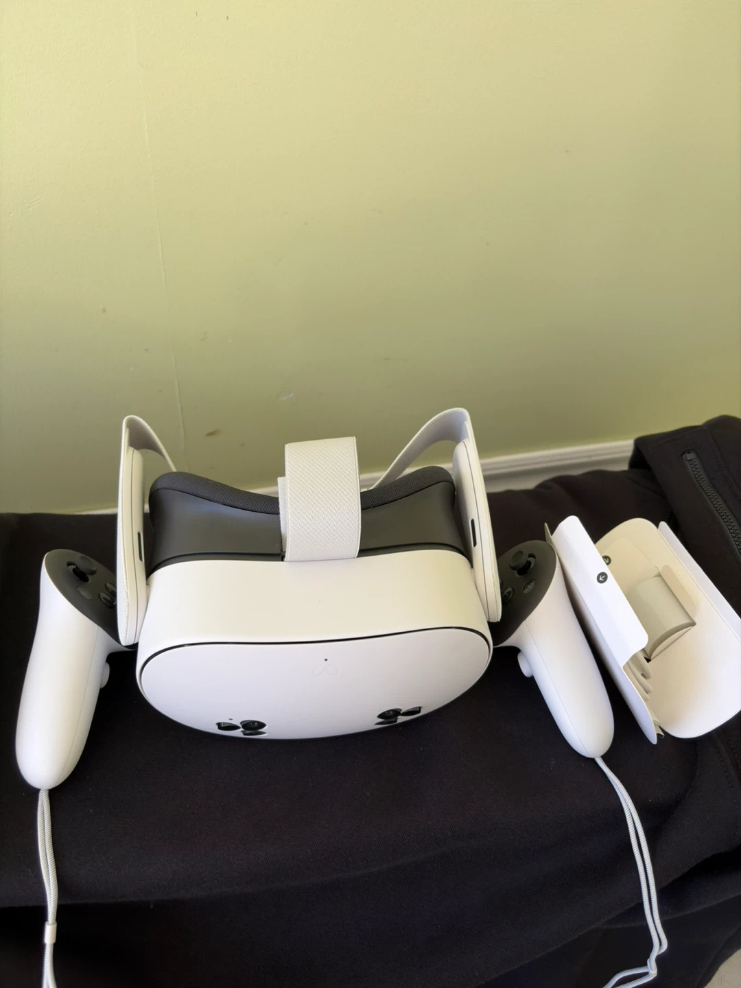 Meta Quest 3s with controllers (brand new price negotiable)