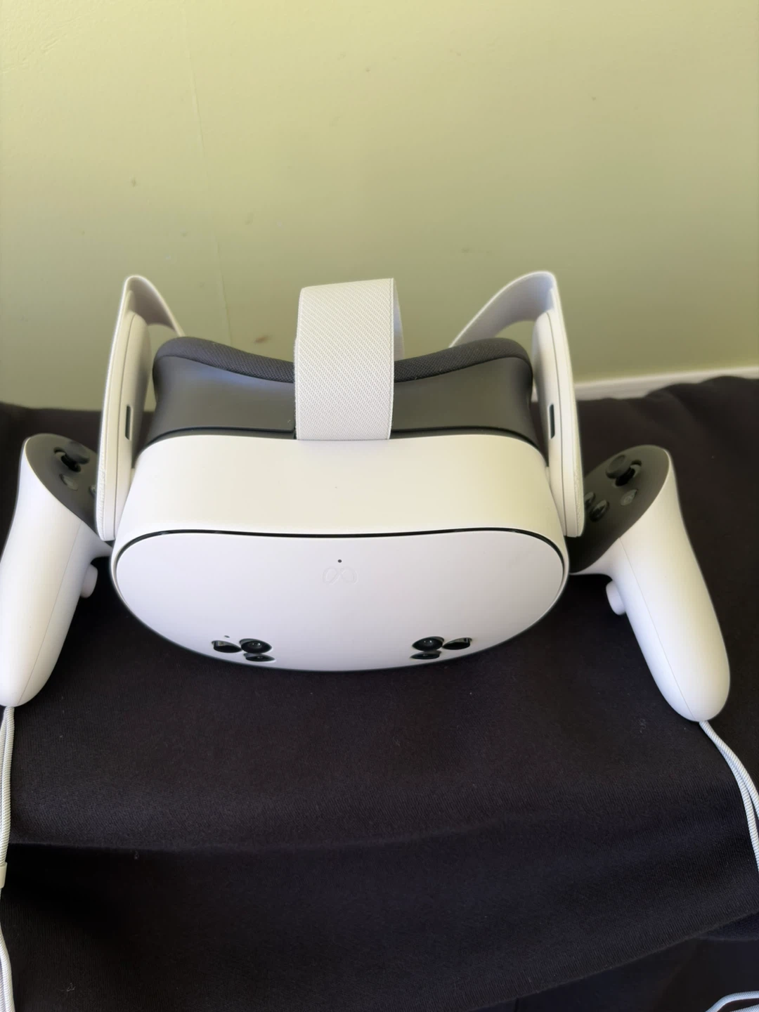 Meta Quest 3s with controllers (brand new price negotiable) - photo 2