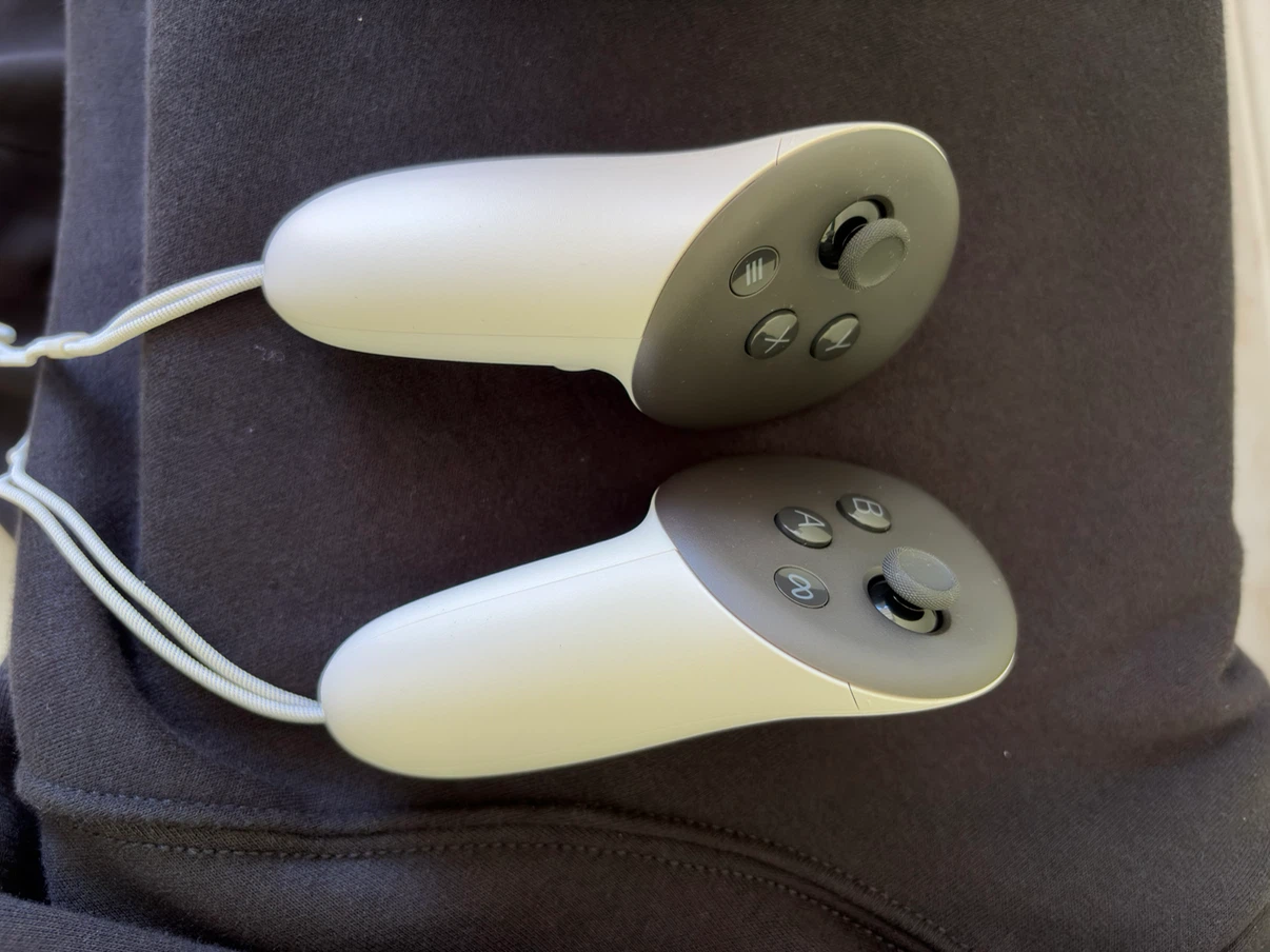 Meta Quest 3s with controllers (brand new price negotiable) - photo 3