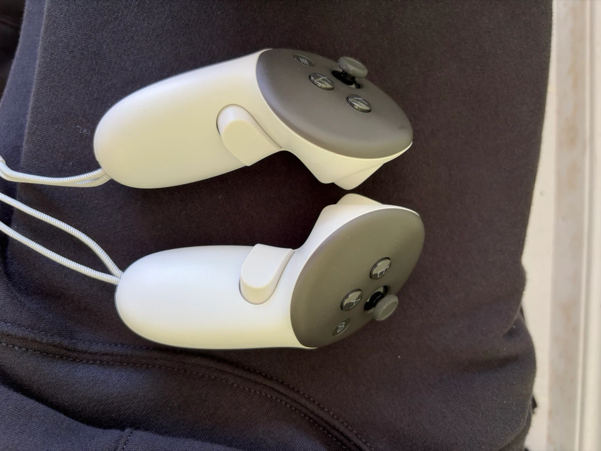 Meta Quest 3s with controllers (brand new price negotiable) - photo 4