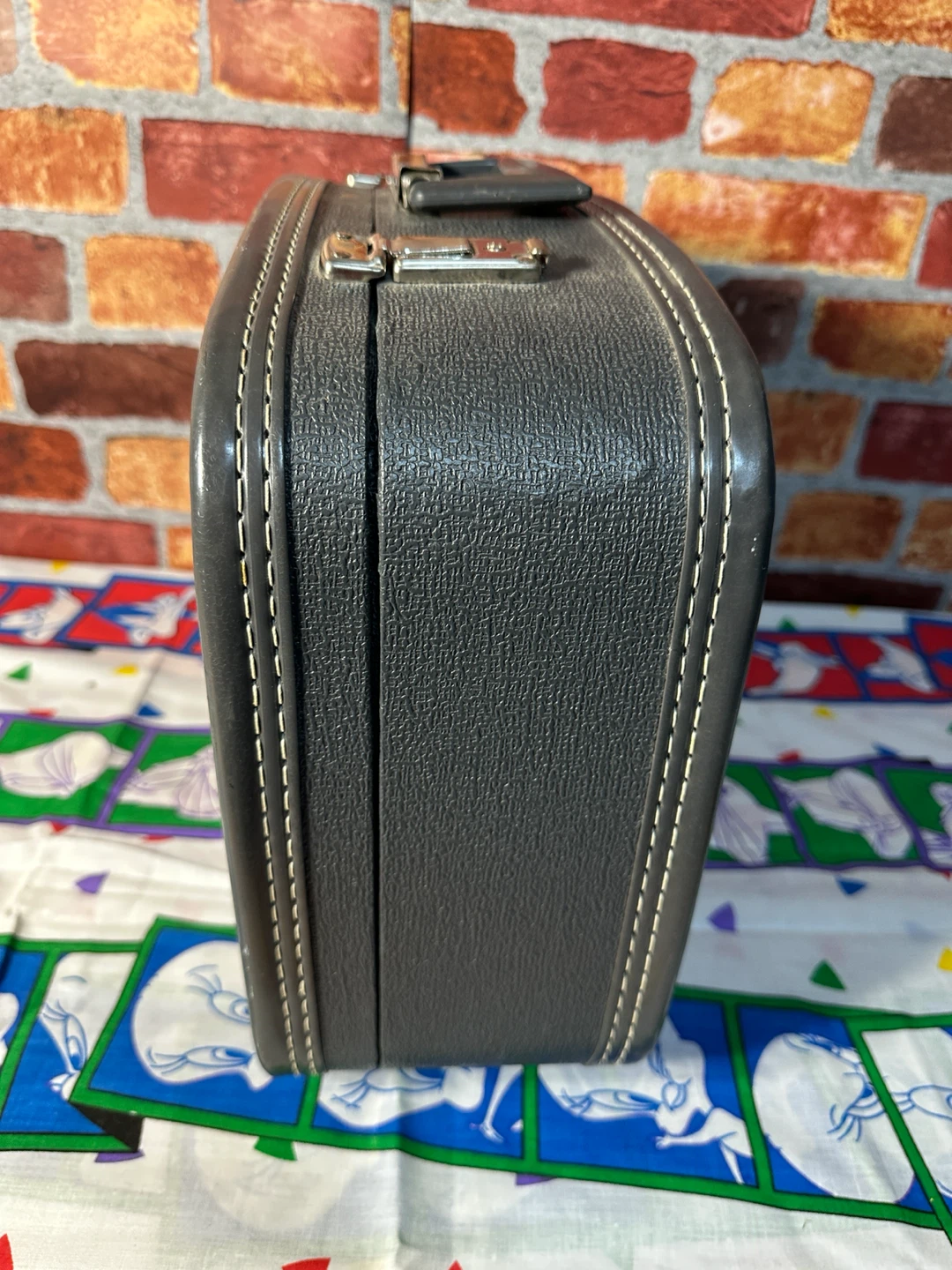Vintage Holiday Luggage Montreal Suitcase - photo 4