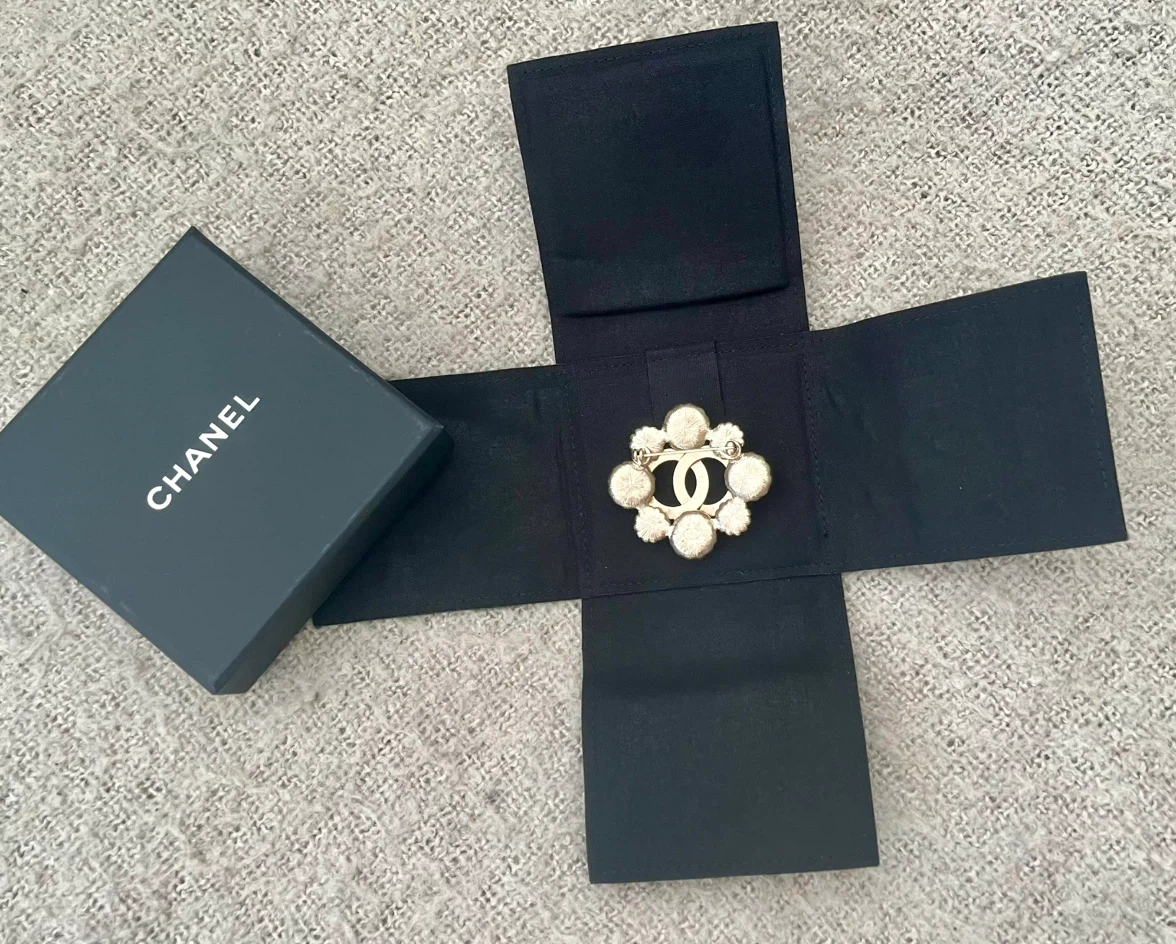 Chanel brooch - photo 2