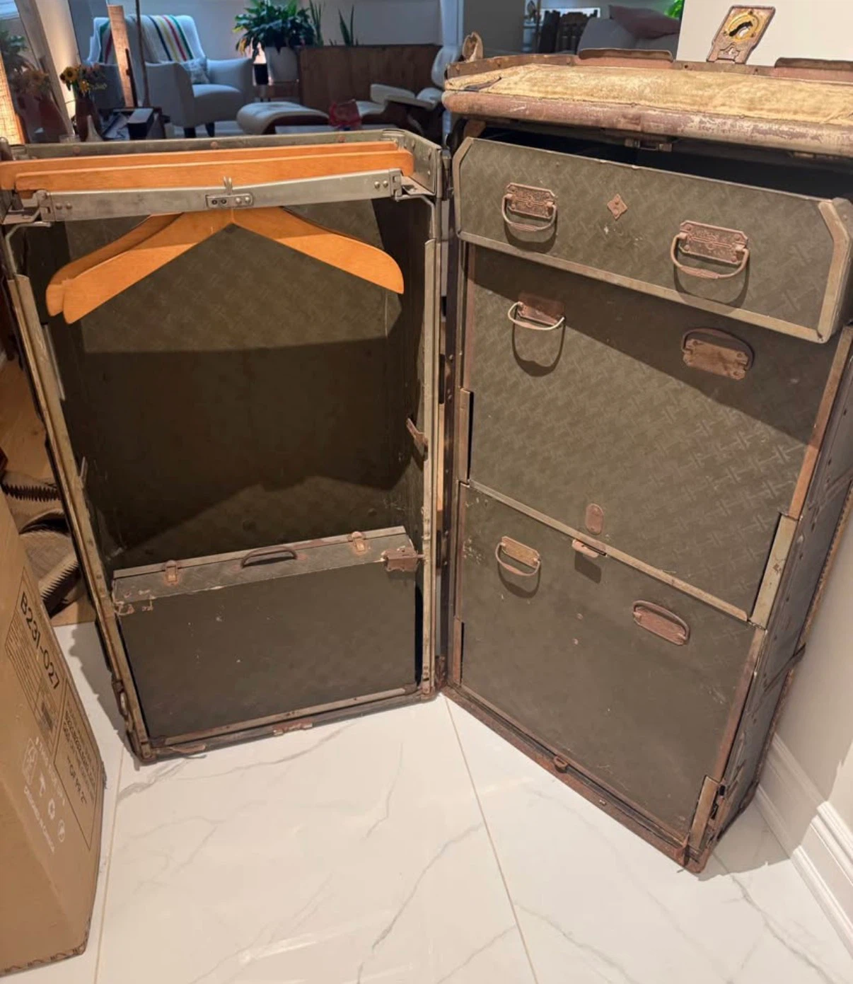 Vintage Steamer Wardrobe Trunk - photo 3