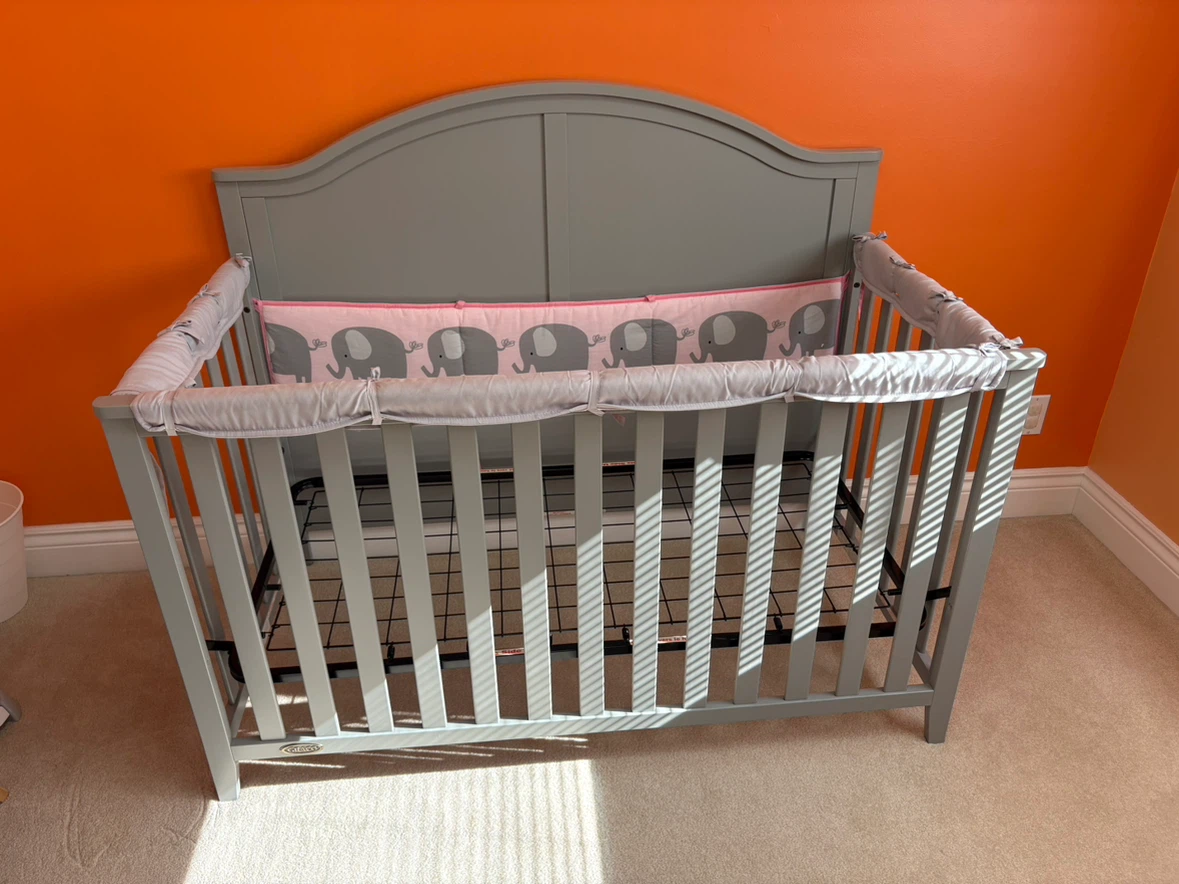 Graco Grey Baby Crib - Like new! - photo 2
