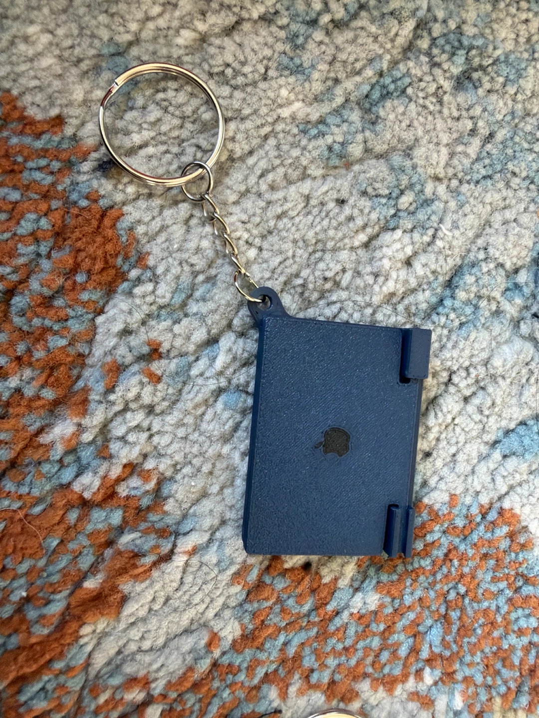 Apple laptop keychain - photo 2