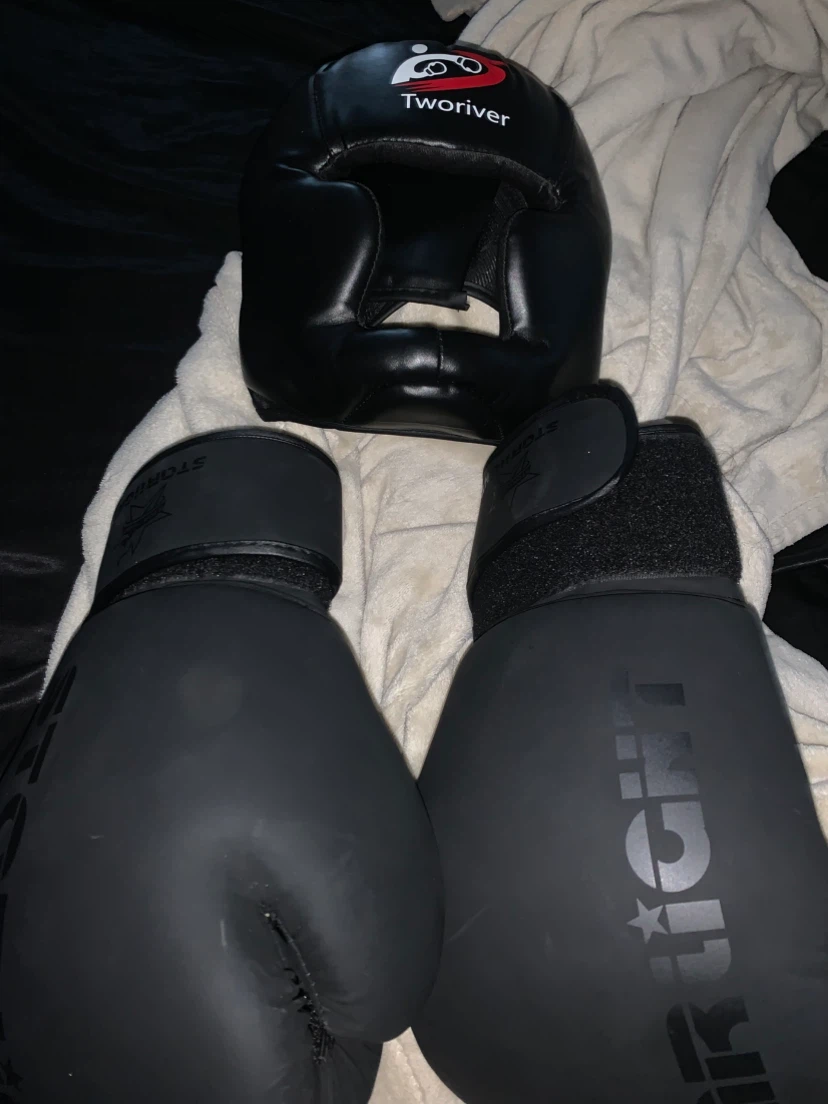 Tworiver Boxing Headgear and Storting Gloves Set