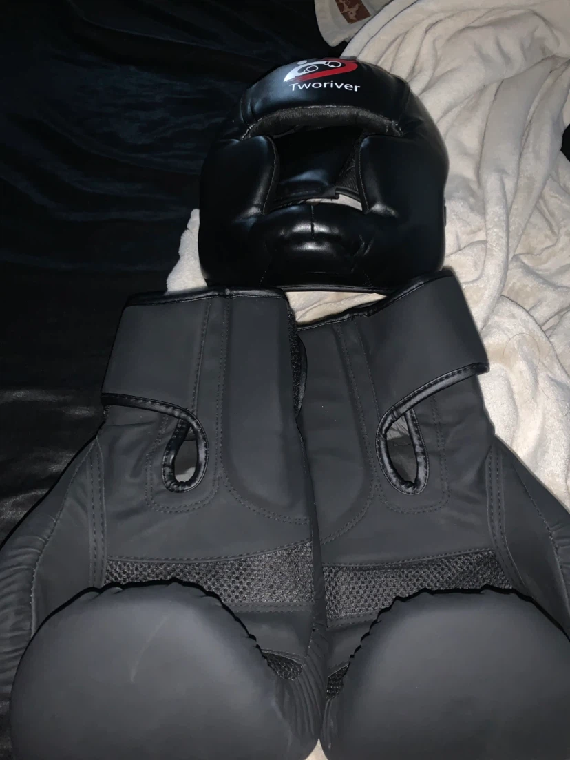 Tworiver Boxing Headgear and Storting Gloves Set - photo 2