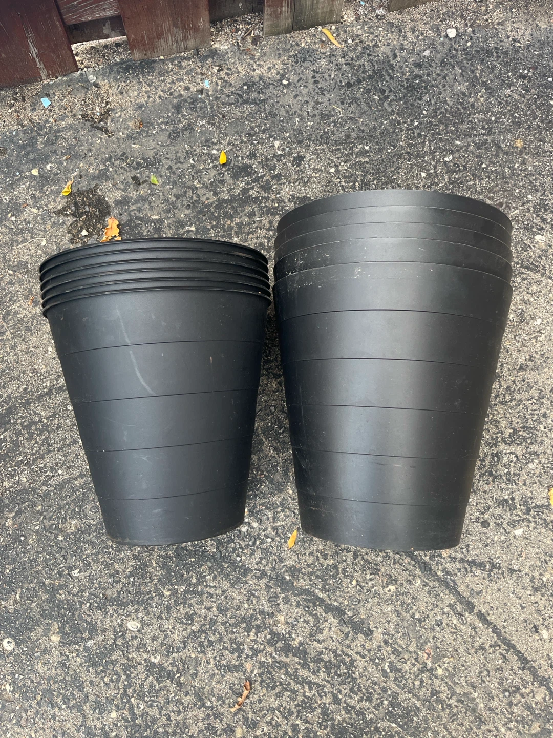Assorted black plastic plant pots - photo 2
