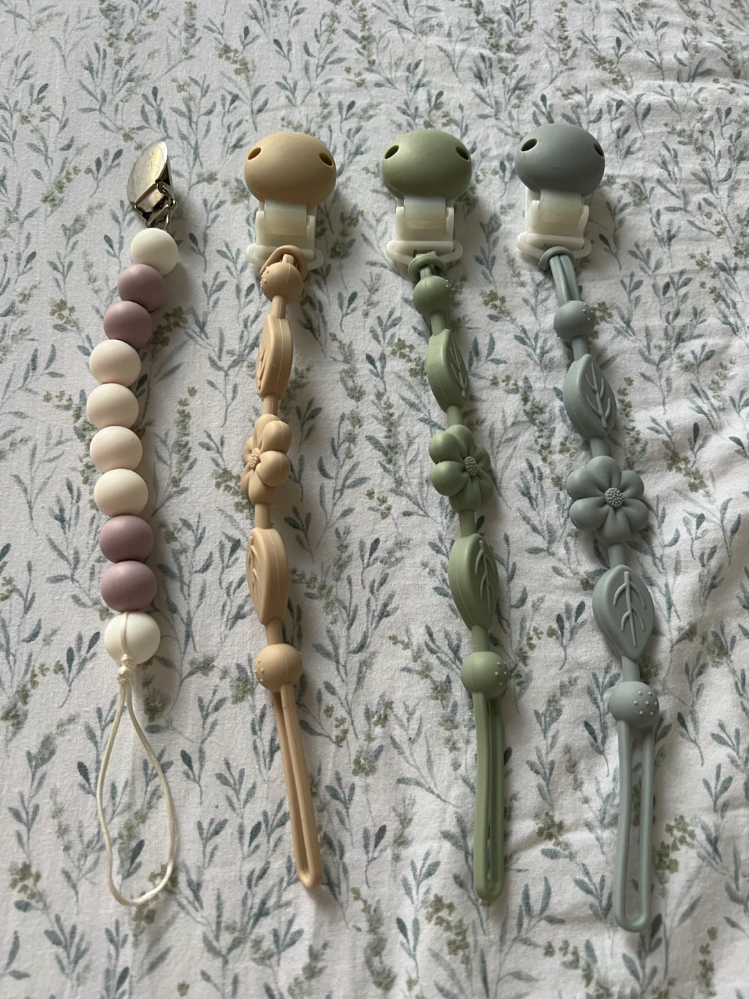 Set of 4 Silicone Pacifier Clips