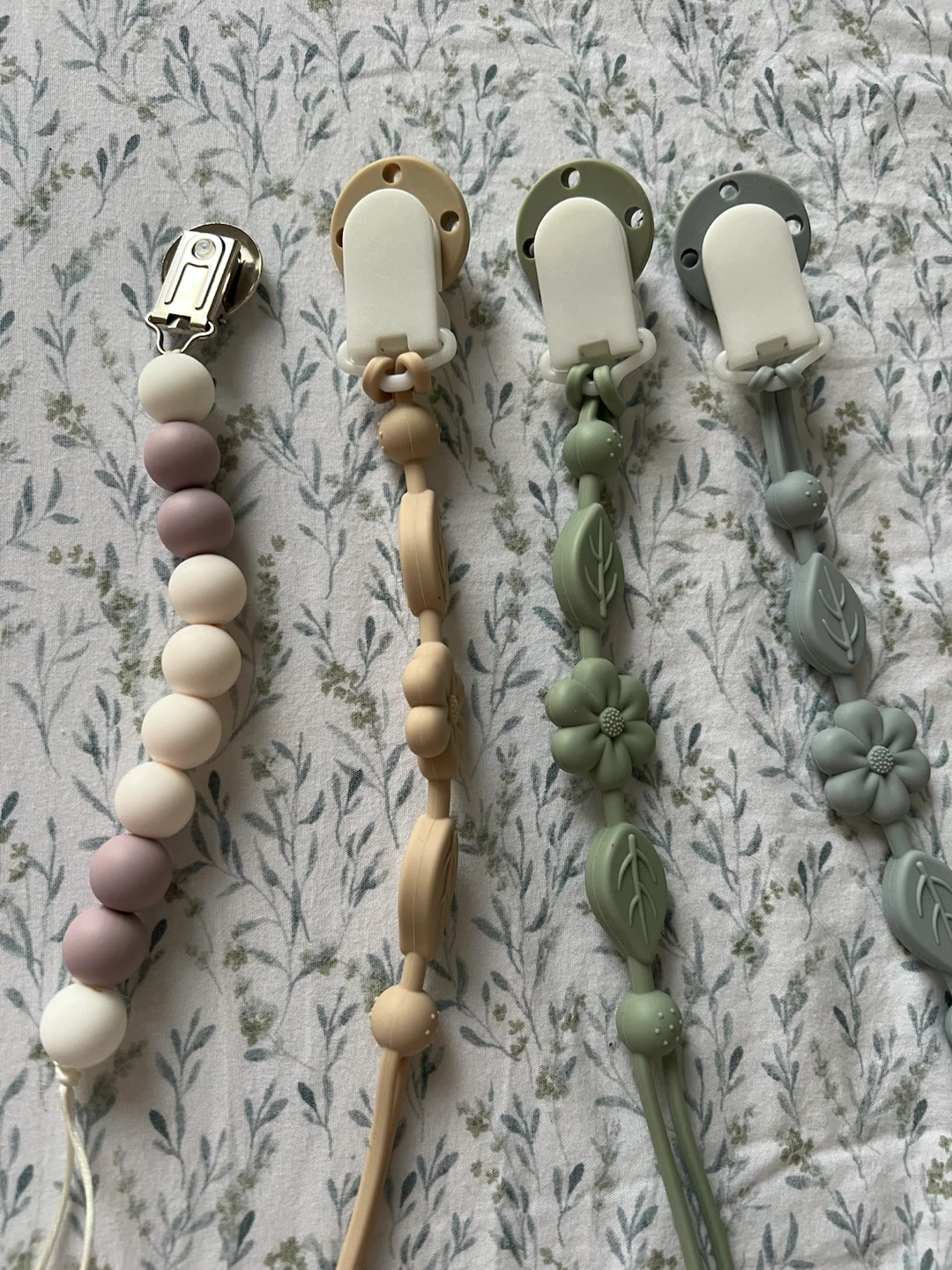 Set of 4 Silicone Pacifier Clips - photo 2