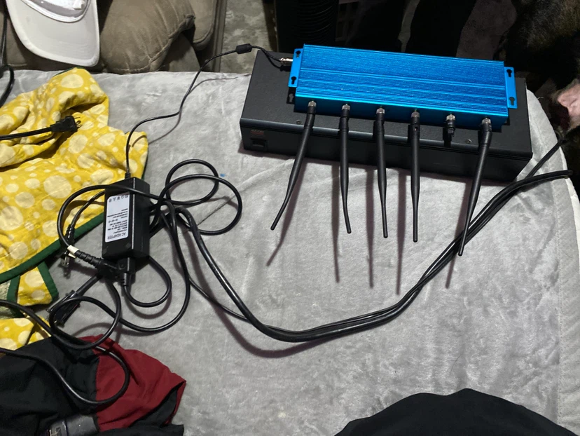 Signal Booster with Six Antennas