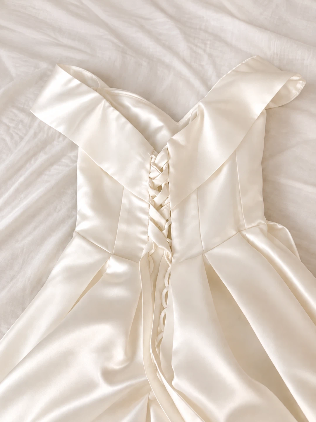 Off-Shoulder Satin Wedding dress + one extra dress - photo 2
