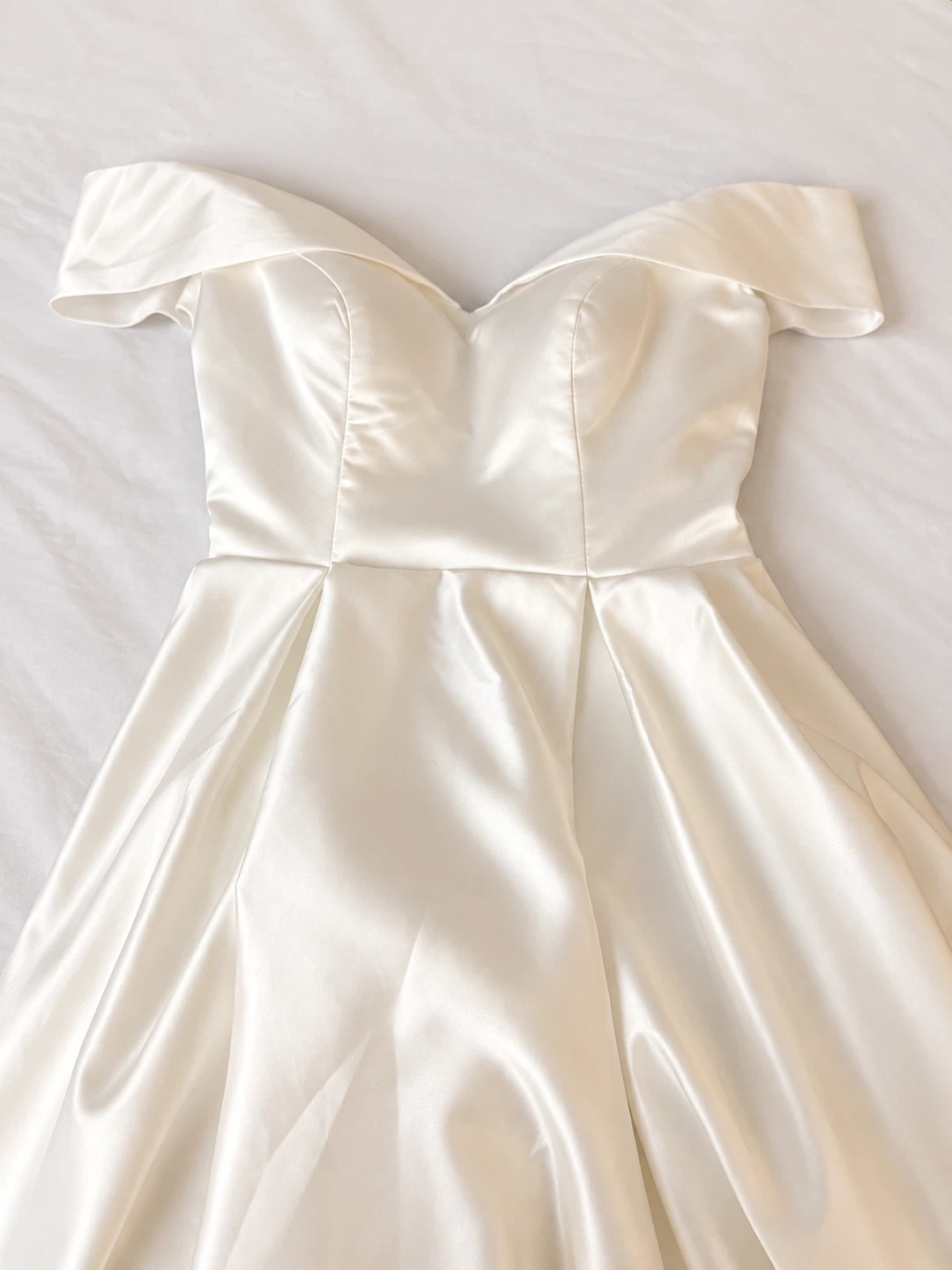 Off-Shoulder Satin Wedding dress + one extra dress - photo 3