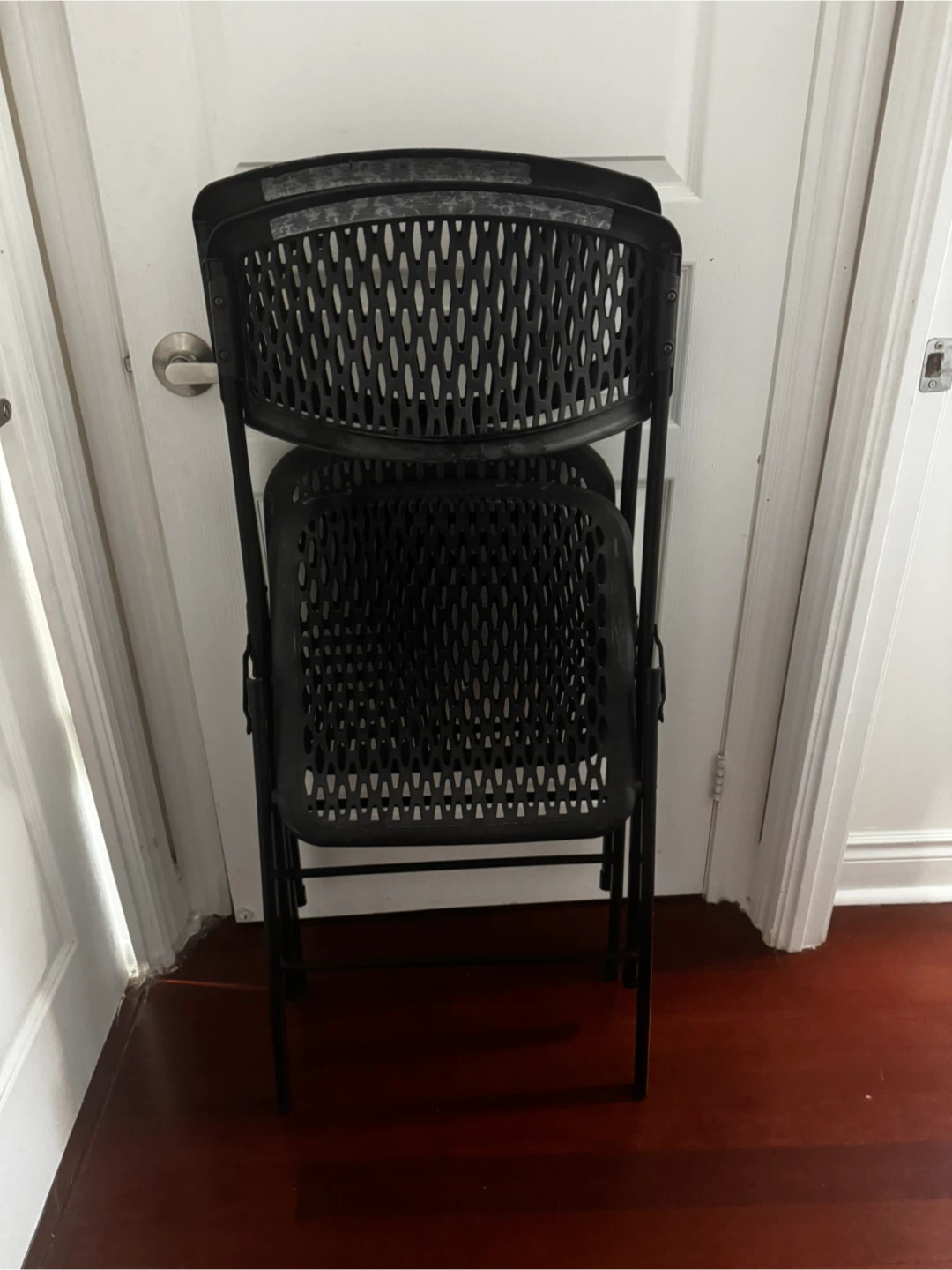 Two black metal folding chairs - photo 3