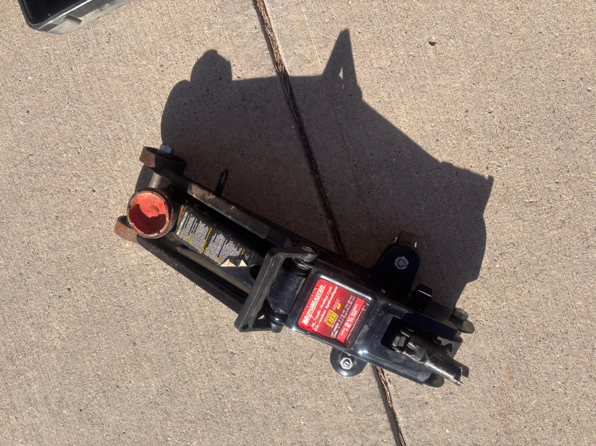 MotoMaster 2 1/4 Ton Hydraulic Trolley Jack - photo 2