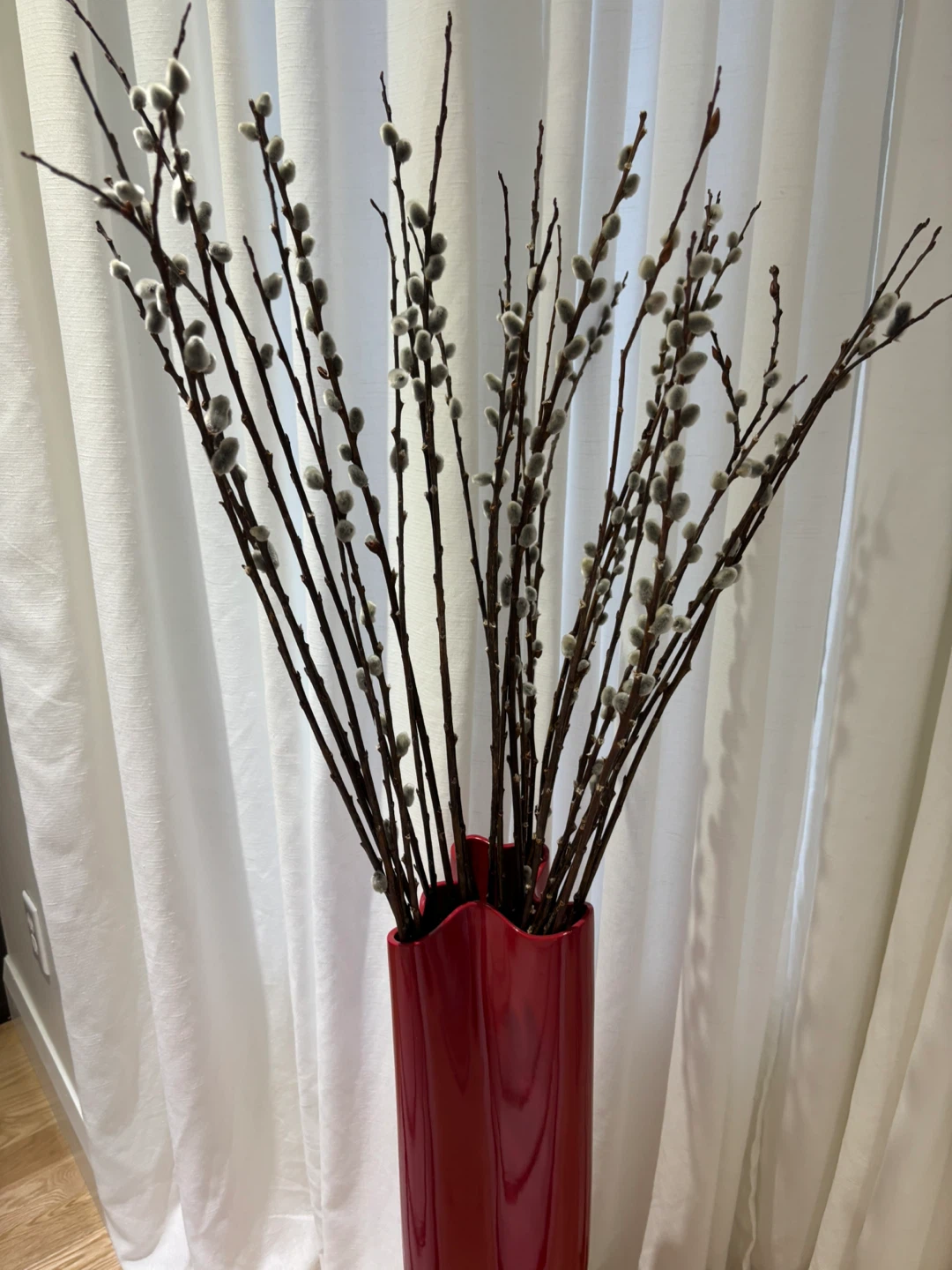 Red ceramic vase with pussywillows - photo 2