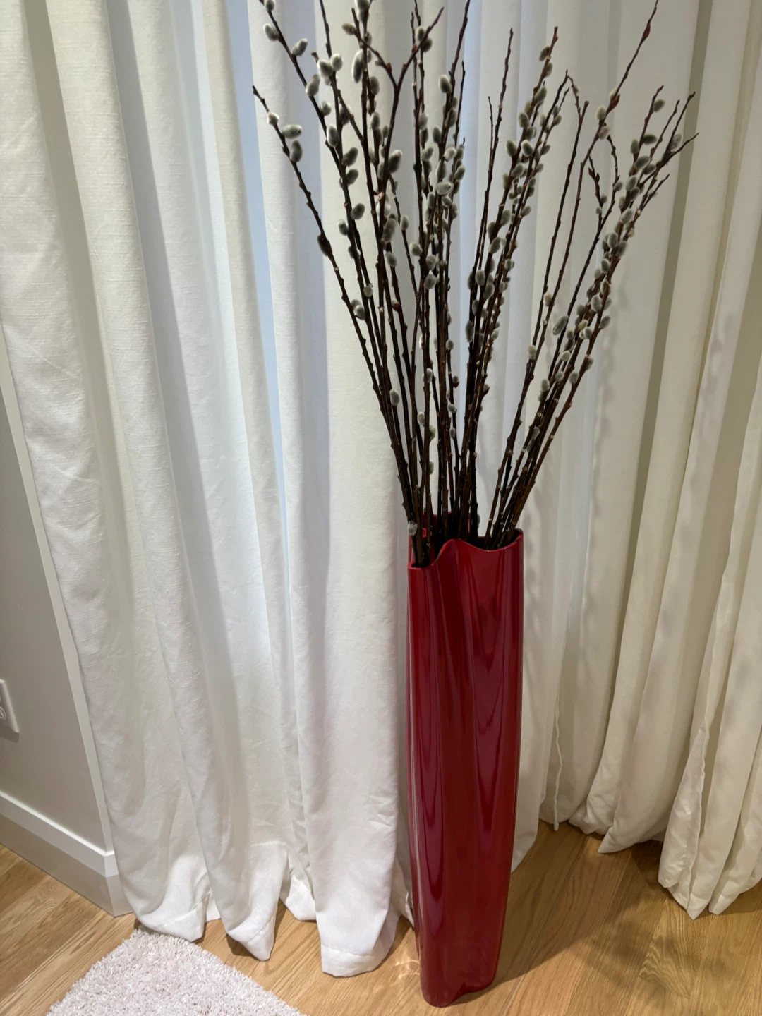 Red ceramic vase with pussywillows - photo 3