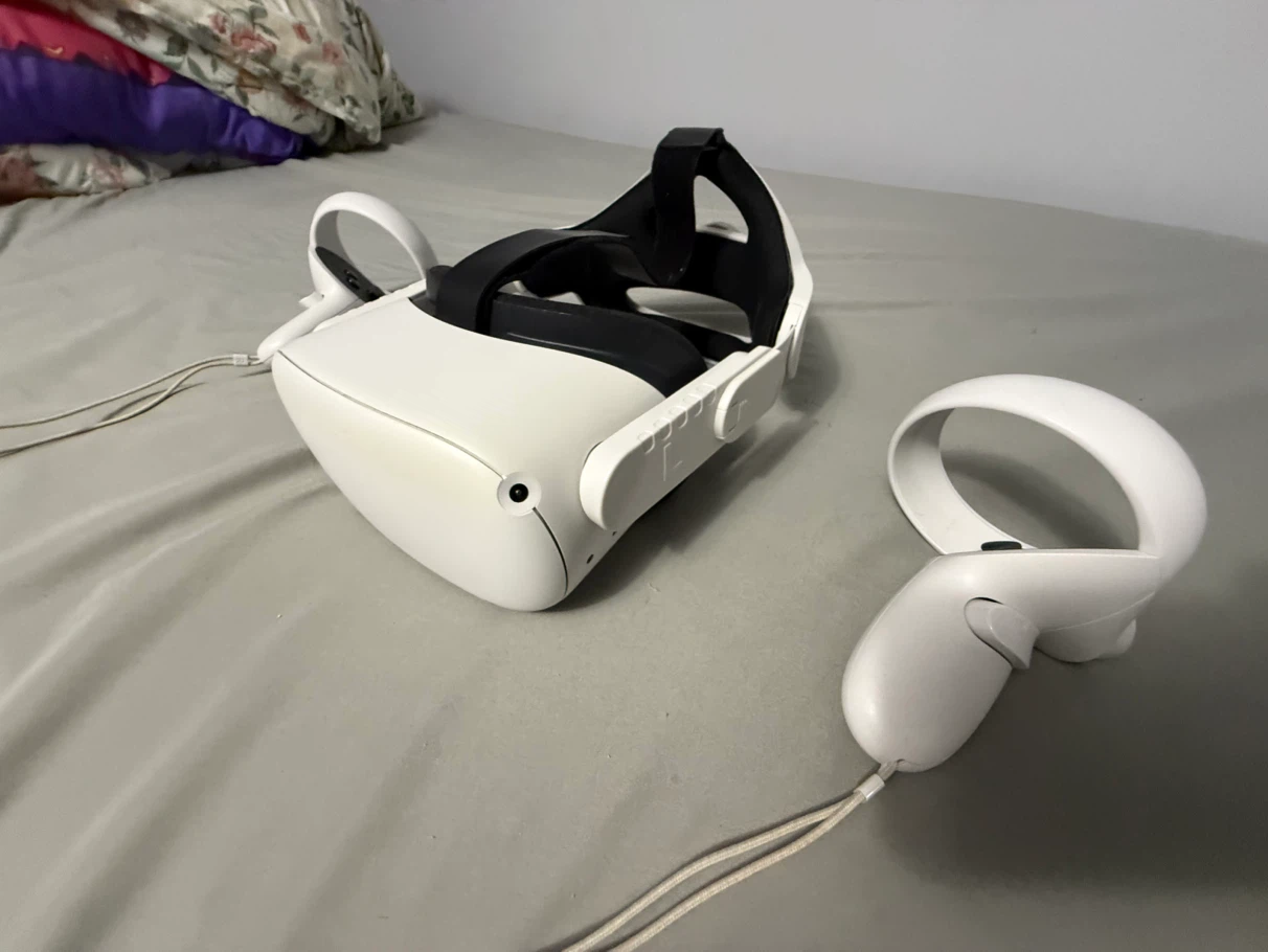 Oculus Quest 2 VR Headset - photo 3