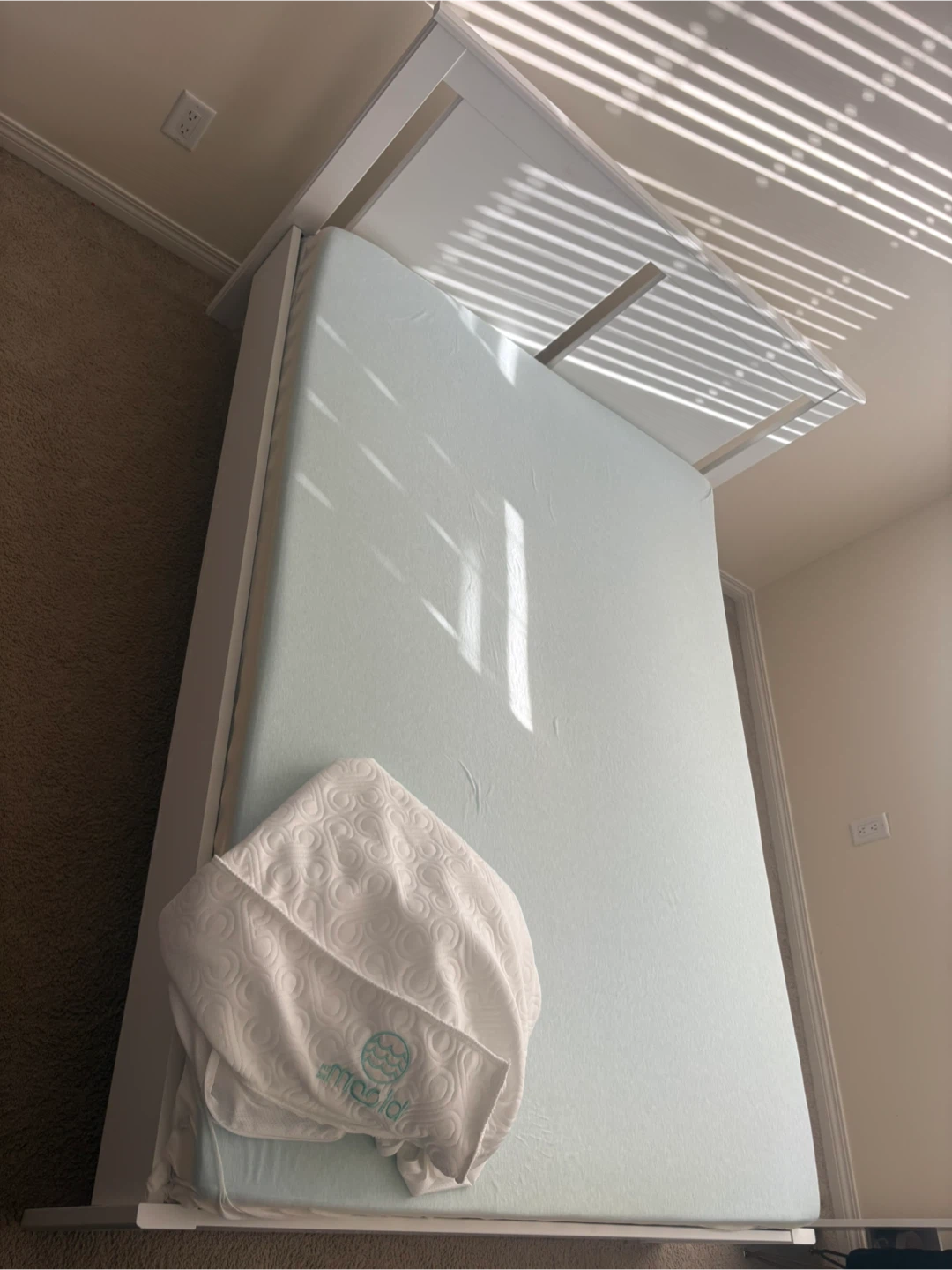 White full/double bed frame & memory foam mattress - photo 3
