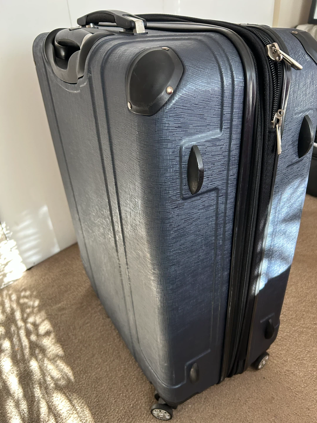 Ricardo hard-shell rolling suitcase - photo 2