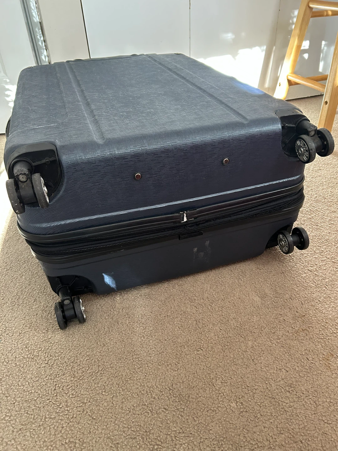 Ricardo hard-shell rolling suitcase - photo 3
