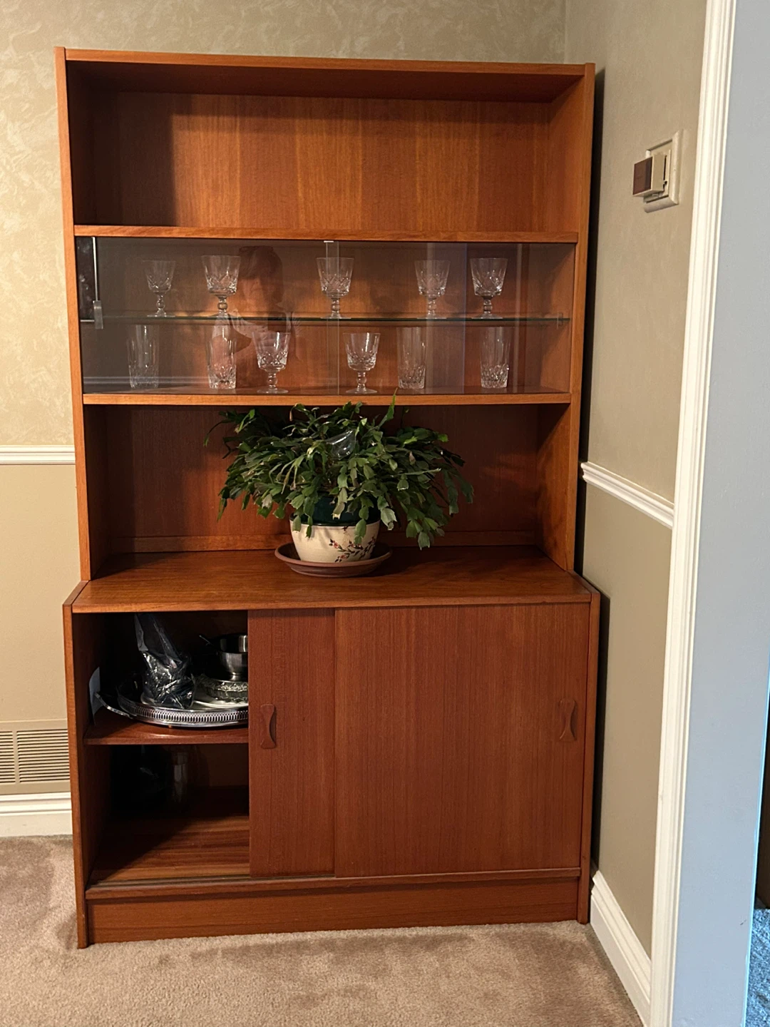 MCM Teak Hutch & Display Cabinet – Elegant, Spacious & Versatile - photo 2