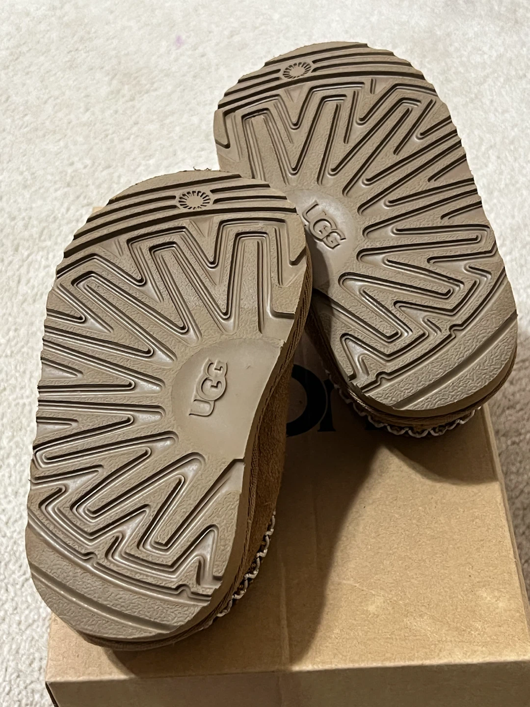 UGG Toddler Size 6 - photo 4