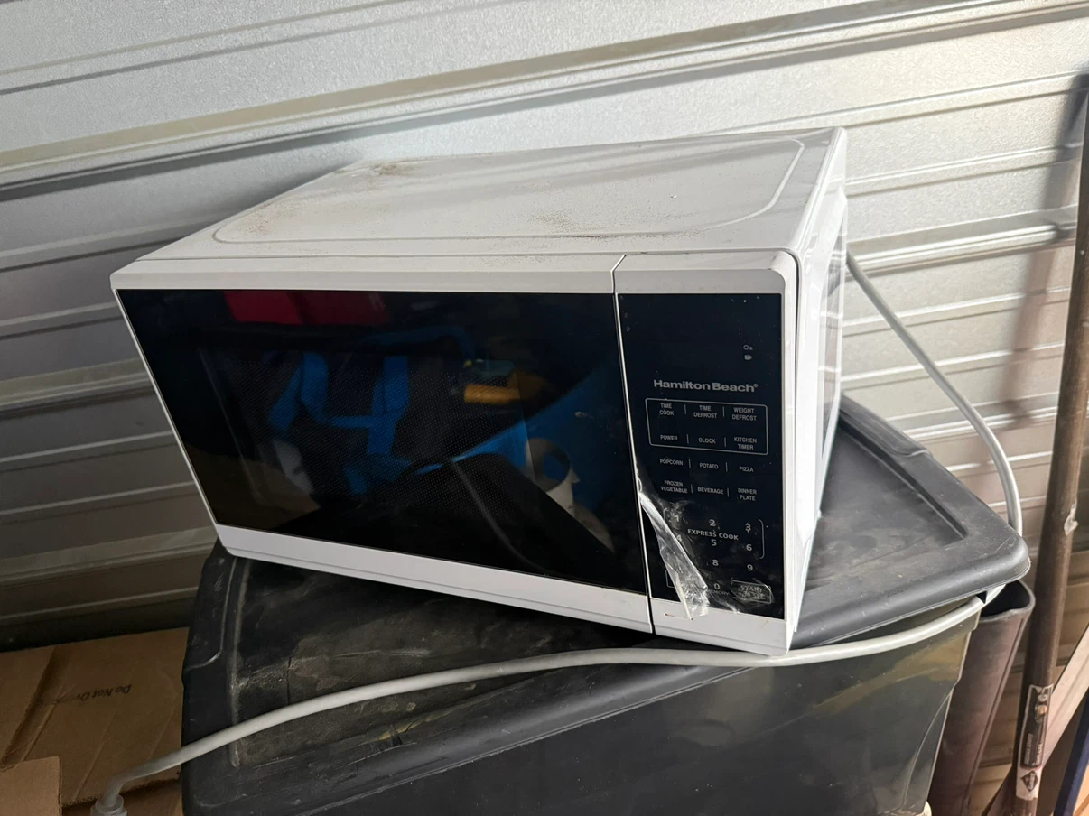Hamilton Beach Microwave EM720C2SE-CW