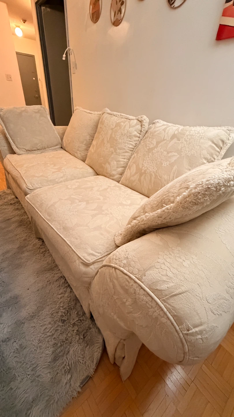 Cream floral patterned sofa with matching cushions - photo 2