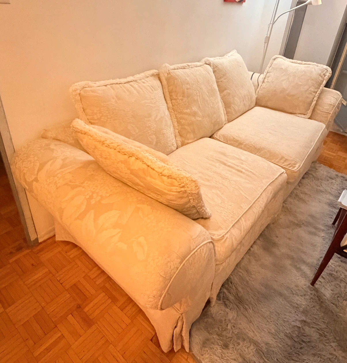 Cream floral patterned sofa with matching cushions - photo 3