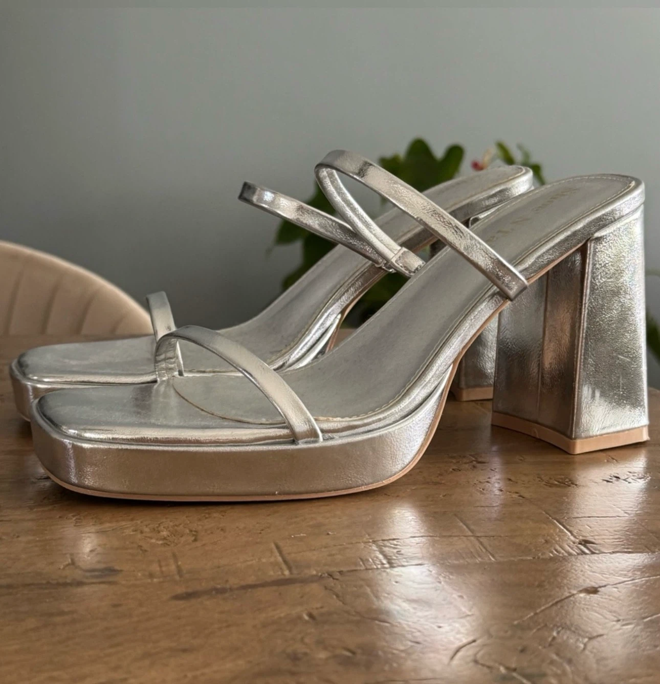 Shoe N Tale Silver Block Heels size 8.5 - photo 3