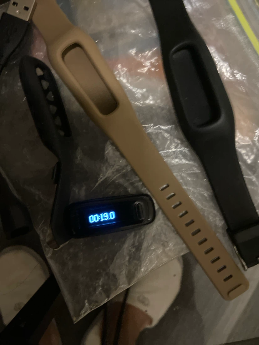 Fitbit fitness tracker with extra bands - photo 2