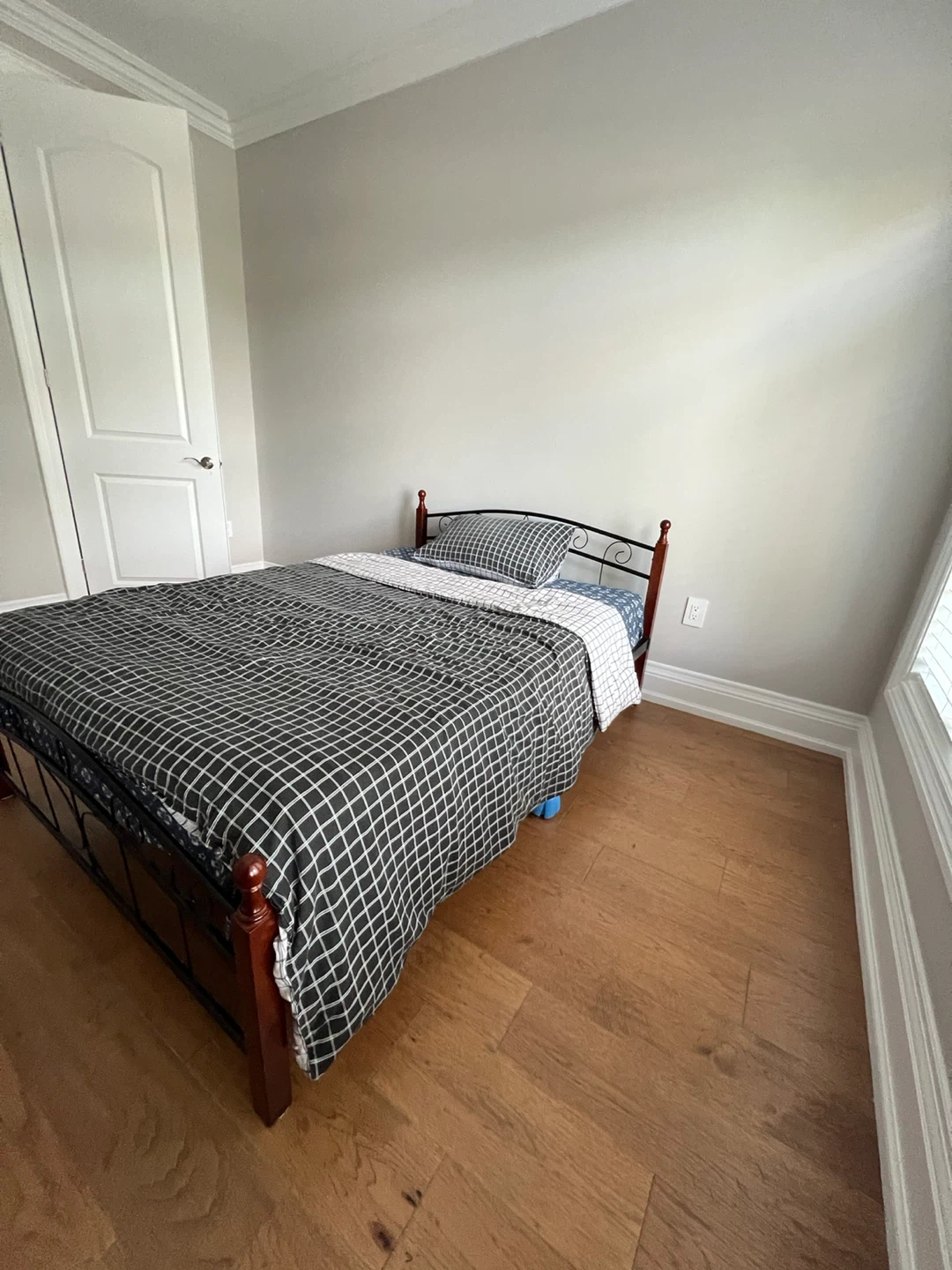 Full size metal bed frame - photo 2