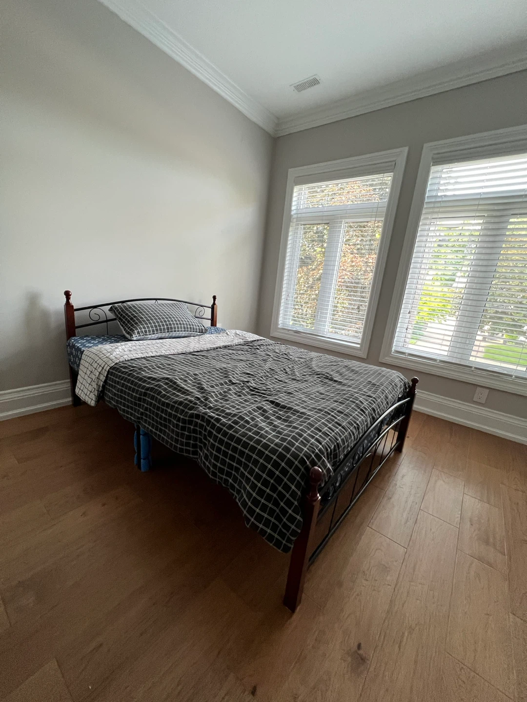 Full size metal bed frame - photo 3