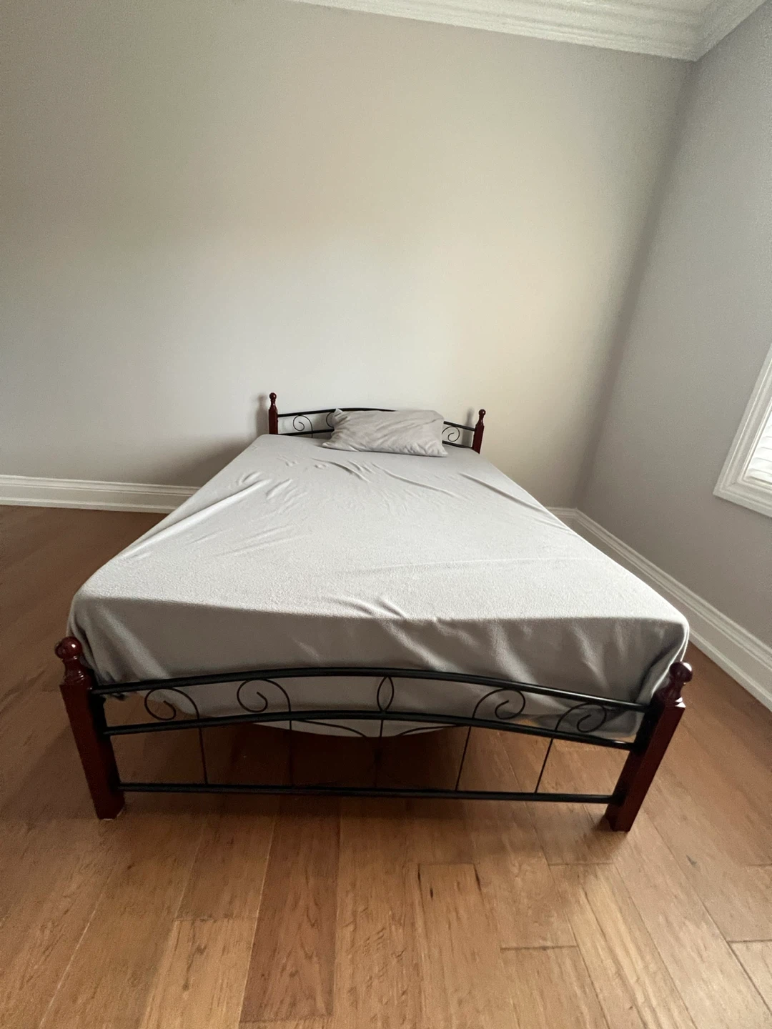 Full size metal bed frame - photo 2