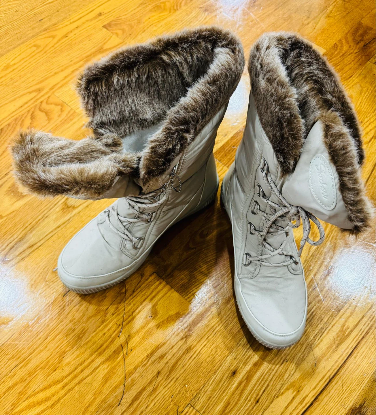 Skechers white winter boots with faux fur trim