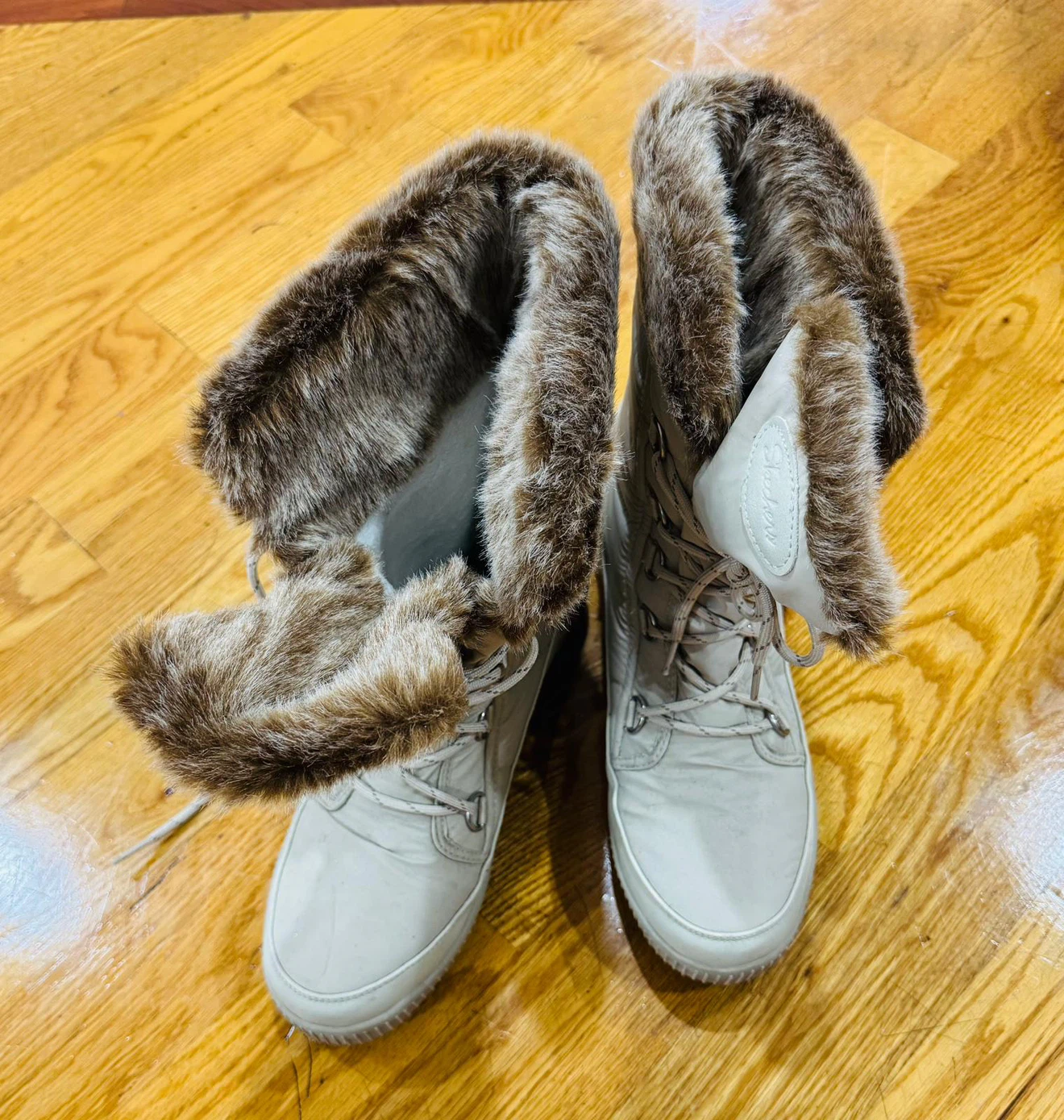 Skechers white winter boots with faux fur trim - photo 2