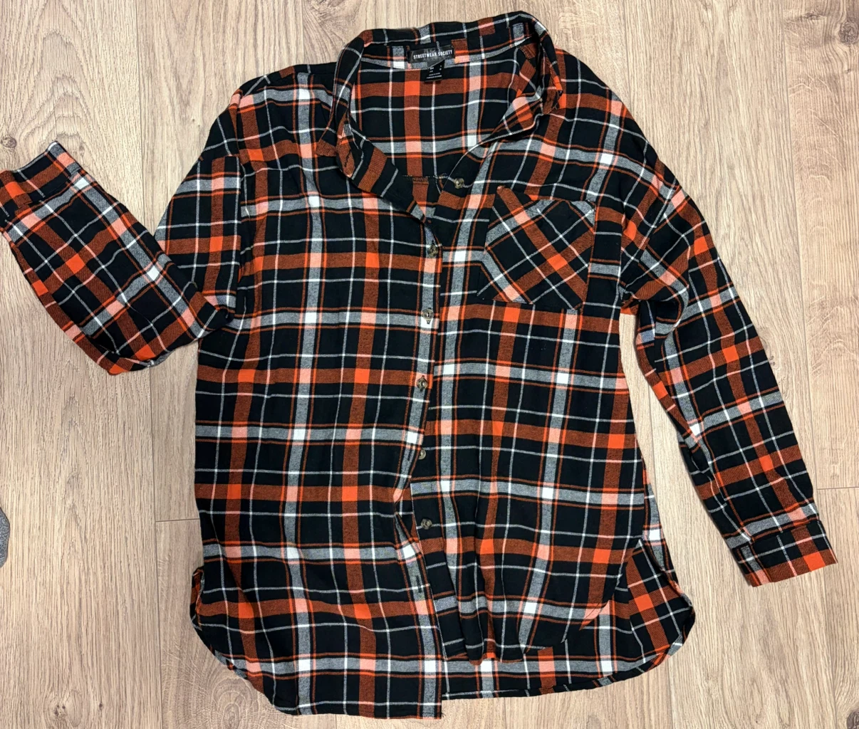 8 Assorted women’s clothing size L-XL $15 - photo 3