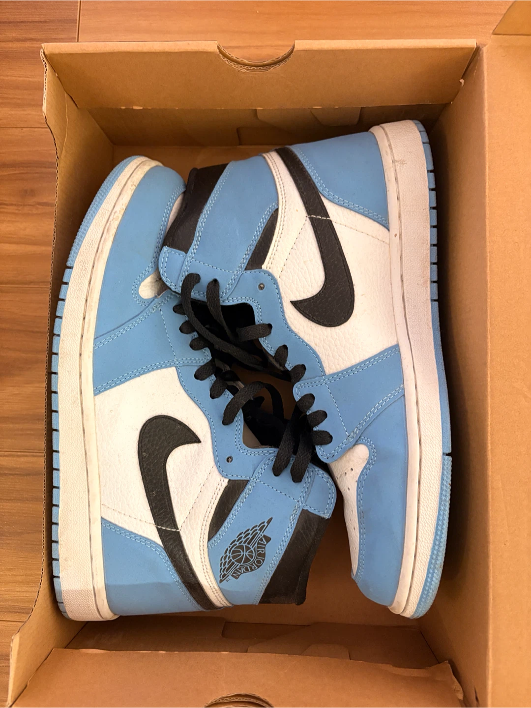 Air Jordan 1 High University Blue
