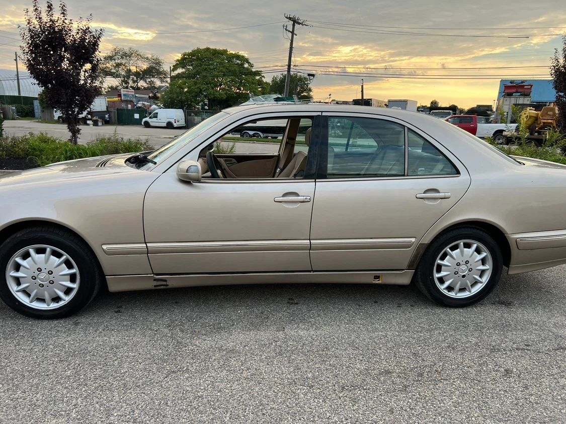 2000 Mercedes-Benz E320 low miles - photo 4