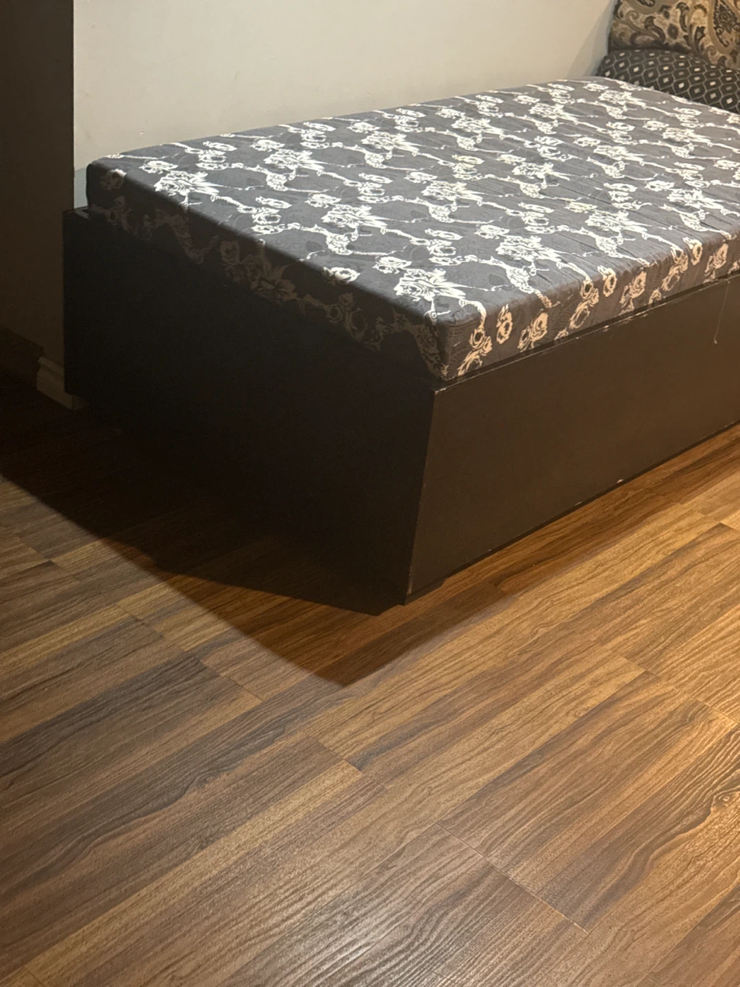 Single storage bed base with floral mattress - photo 2