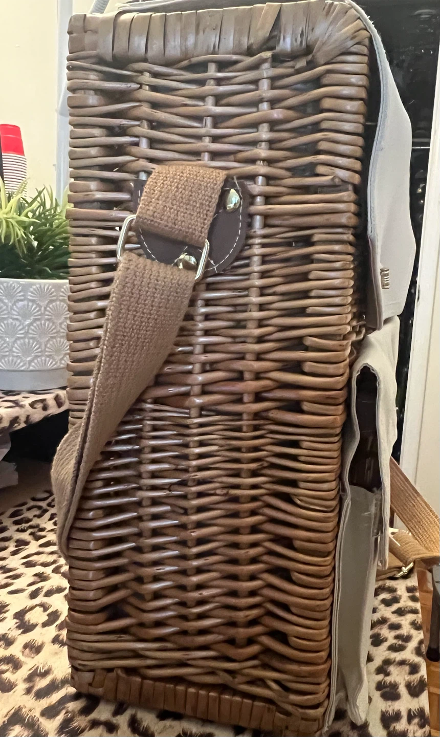 Wicker Picnic Basket with Accessories - photo 4