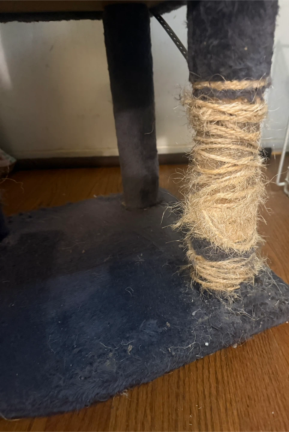 Cat tree and toys - photo 3