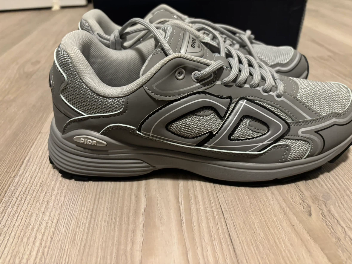 ‼️OFFERS‼️GREY DIOR B30s SIZE 9