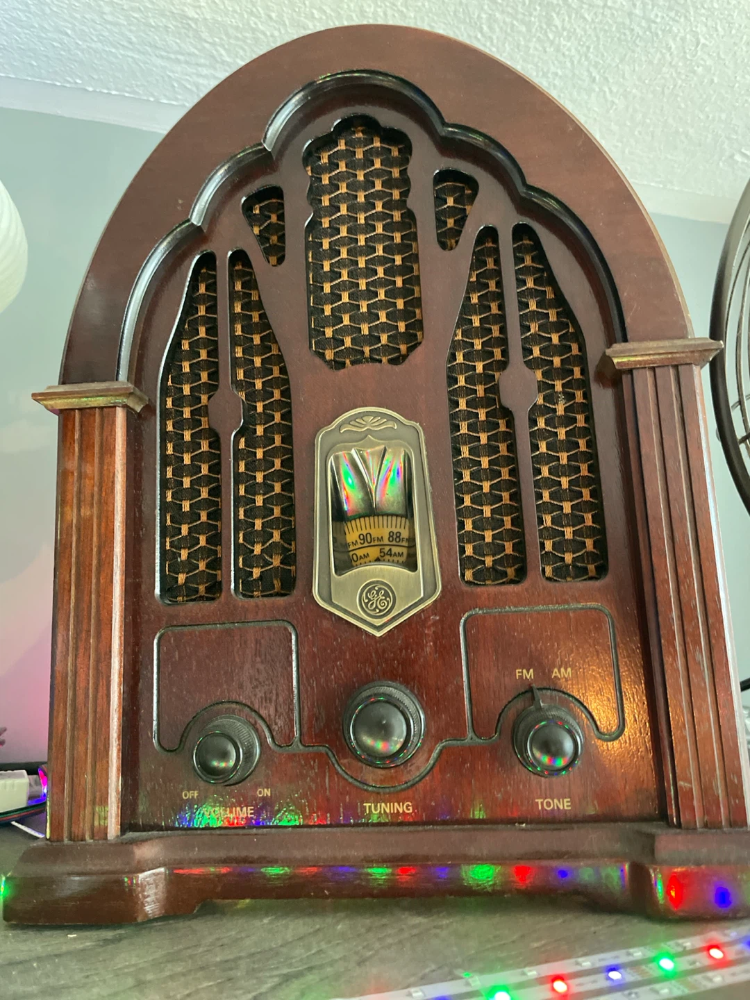 GE Vintage Style AM/FM Tabletop Radio - photo 2