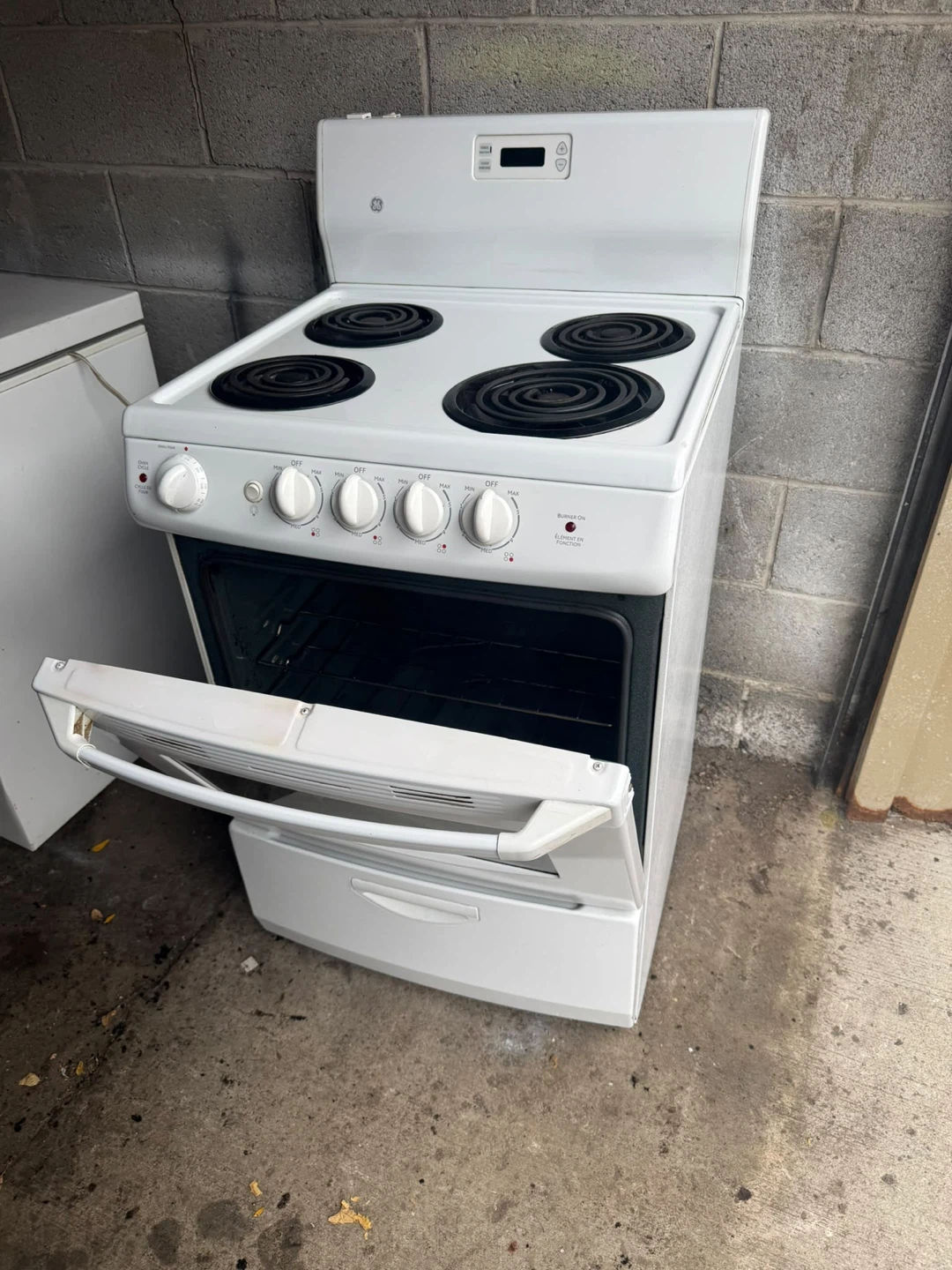 GE White Electric Range Stove 24” - photo 3