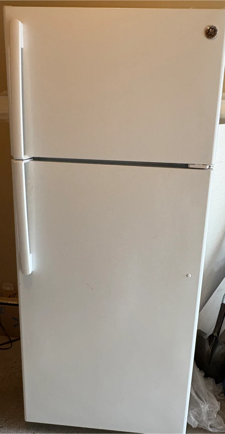 GE White Top-Freezer Refrigerator