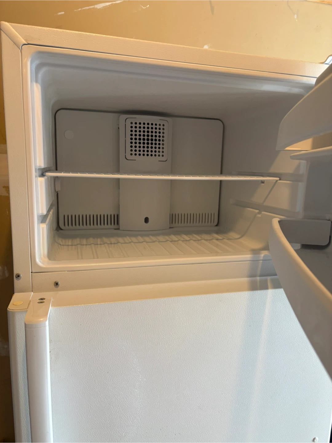 GE White Top-Freezer Refrigerator - photo 4