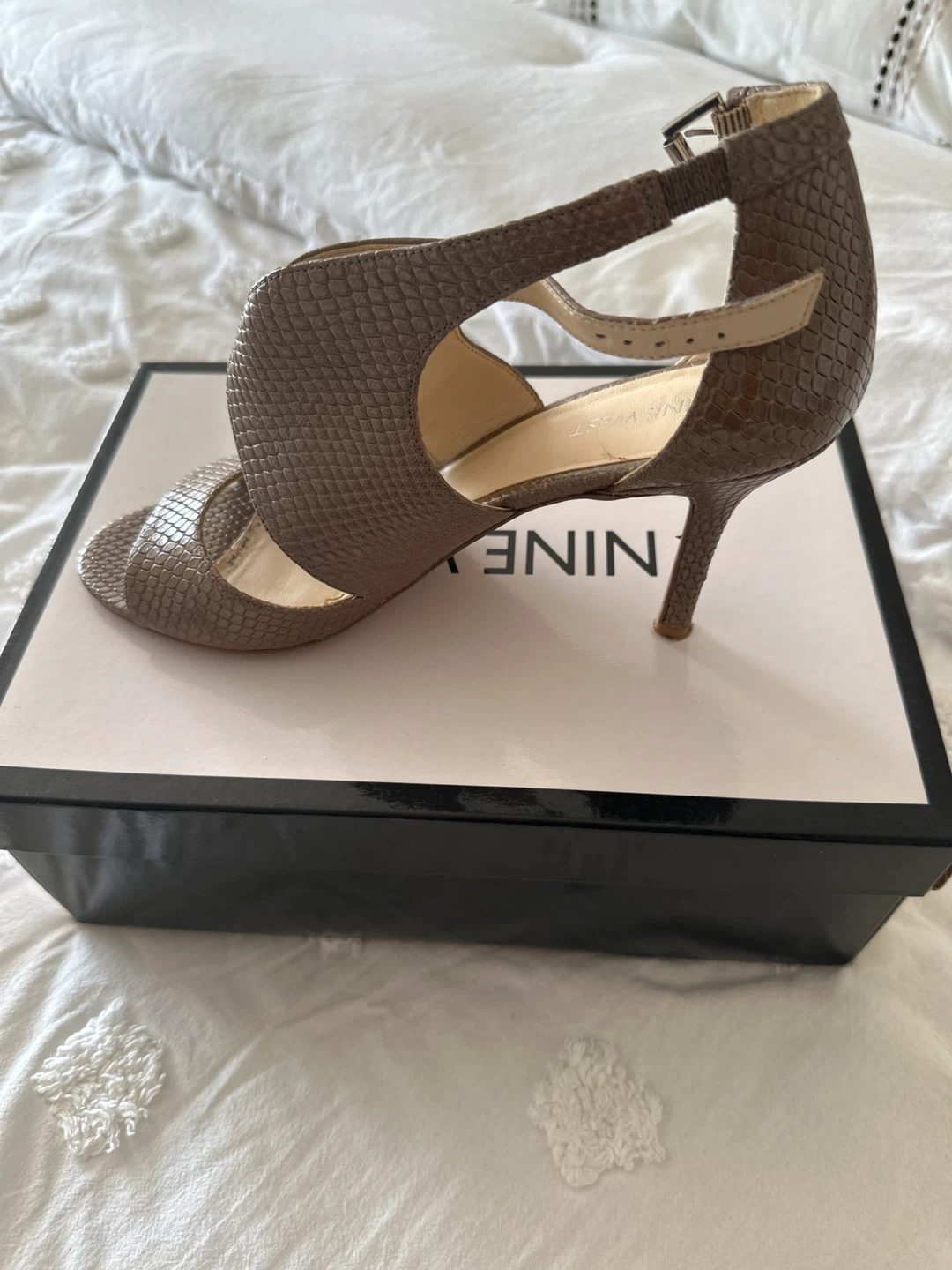 Nine West NWGALAVAN Grey Heels Size 9